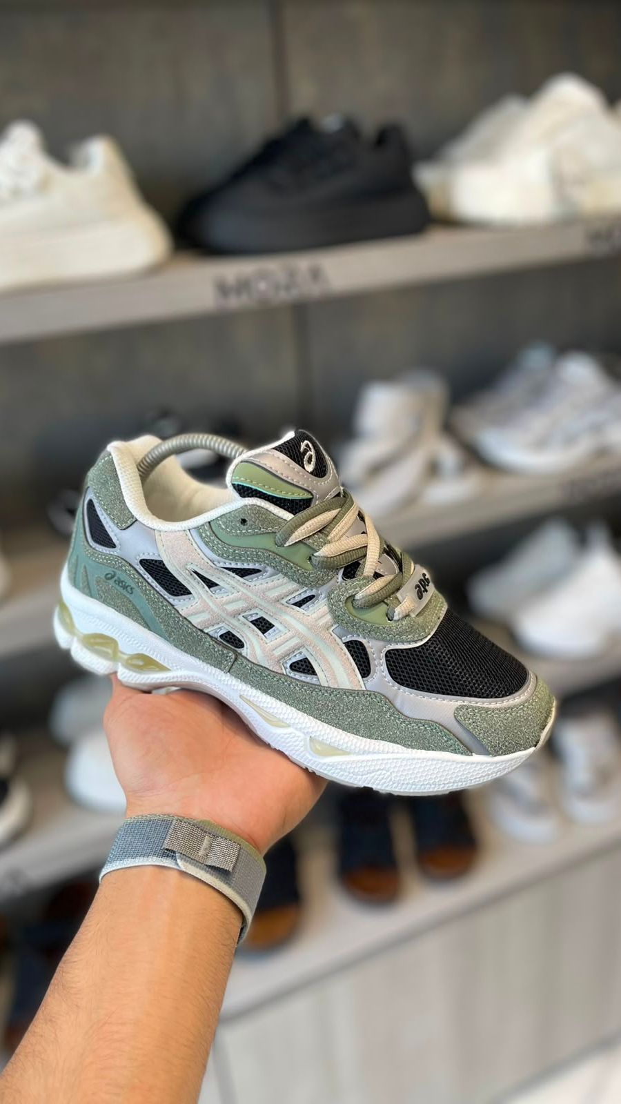 كوتشي Asics green