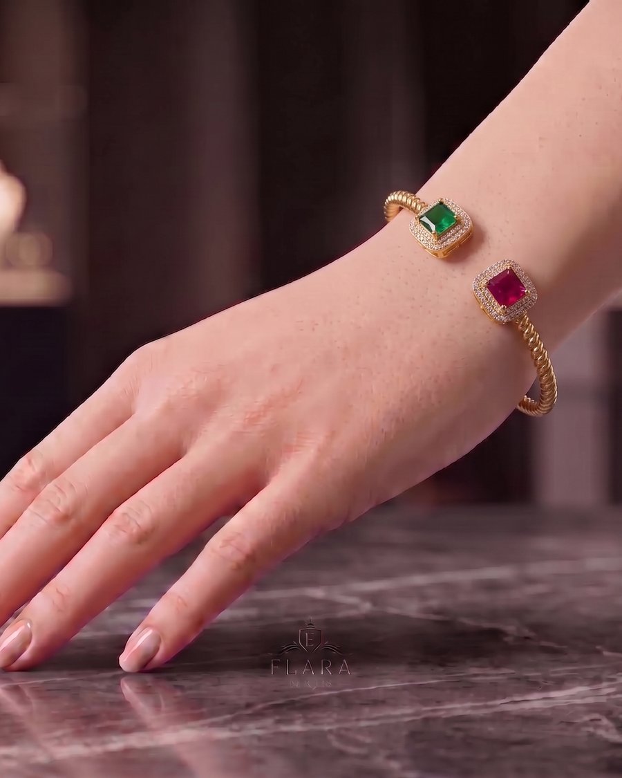 إسوارة "توافق الكريم" المفتوحة من الذهب والزمرد والياقوت (The Harmony Cuff)