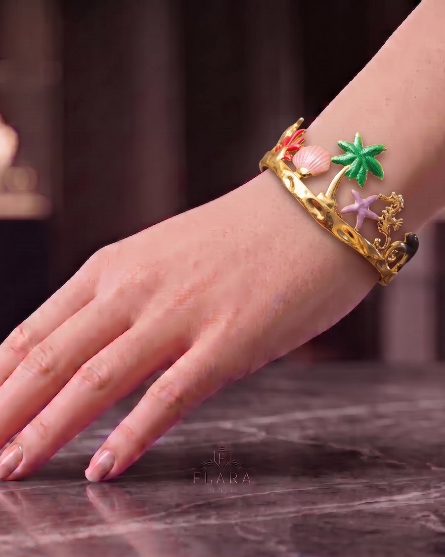 إسوارة "كنوز المحيط" الذهبية (Ocean Treasures Bangle)